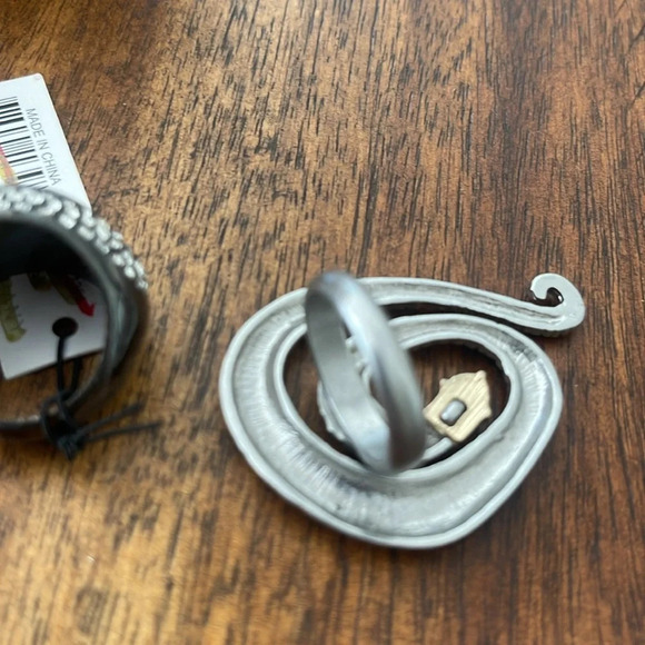 2 ring New York & Co red lips size 9 and silver tone snake 🐍 size 9 - Picture 7 of 9